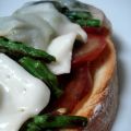 TOSTA DE TOMATE, TRIGUEROS Y QUESO
