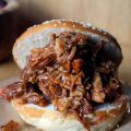 Pulled pork a la cerveza con slaw de lombarda