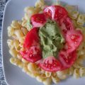 Macarrones con salsa de aguacate