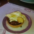 TARTALETAS DE CHORIZOS AL VINO Y HUEVOS ROTOS