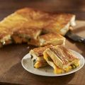 Sándwich tostado de queso con chiles poblanos