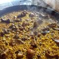 Paella de conejo y caracoles