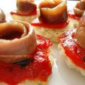 CANAPÉS DE PIQUILLO CONFITADO CON ANCHOAS