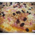 Pizza de bacon, pasas y piñones