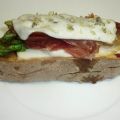 TOSTA DE TRIGUEROS, PIQUILLOS, JAMÓN Y QUESO