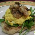 BLINIS CON RUCULA, HUEVOS Y GAMBAS