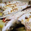 Lubina al horno sobre cama de patatas