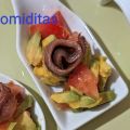 CUCHARILLAS DE AGUACATE CON TOMATE