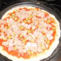 Pizza casera de atún, bacon y aceitunas