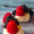 Mini pavlovas de crema pastelera.