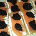 Canapé de salmón y sucedáneo de caviar al limón.
