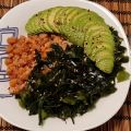 Ensalada Poké de salmón y aguacate