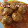 Albóndigas con tomate, calabacín, pimiento etc[...]