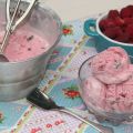 Helado de frambuesa con pepitas de chocolate