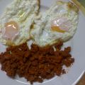 huevos fritos con chichos, ( carne picada y[...]