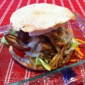 Pan de Pita con Pollo Asado y Salsa de Yogur