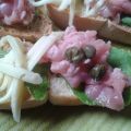 Crostinis de carpaccio de atún.