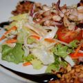 Ensalada de calamares, jamón y frutos secos