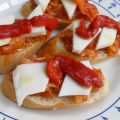 TOSTA DE PISTO CON QUESO Y PIMIENTOS ASADOS..