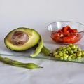 Ensalada de habas, aguacate y pimientos asados