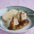 HELADO DE PLÁTANO ASADO CON SALSA DE CARAMELO A[...]
