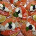 Blinis con pescados ahumados y créme fraîche