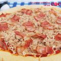 Pizza de atún y bacón.