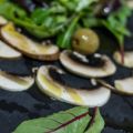 Carpaccio de Portobellos con Brotes