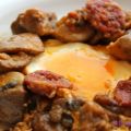 CAZUELA DE HUEVO CON CHAMPIñONES Y CHORIZO: