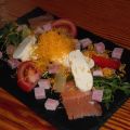 ENSALADA DE RÚCULA, MOZZARELLA Y SALMÓN
