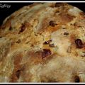PAN DE CEBOLLA DULCE, QUESO Y CHORIZO PICANTE.