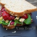 SÁNDWICH DE POLLO ASADO Y FRESAS SALTEADAS