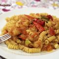 Espirales de pasta con verduras y langostinos[...]