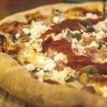  Pizza con queso ricotta, jamón y champiñones[...]