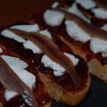 Tosta de higos, queso crema y anchoas