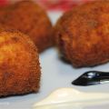 Croquetas de choco y gambas con tinta de ali-oli