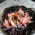 Espaguetis negros con salmón ahumado
