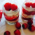 Vasitos de tarta de queso con fresas