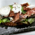 Tostada con brotes tiernos, jamón, rulo de[...]