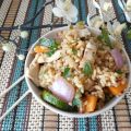 Arroz con verdura y pollo en wok