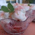 Postre de fresas, bizcochos de Reims y helado