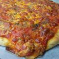 Pizza americana de pisto, atún y queso