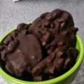 Piedras de chocolate negro.