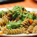 Pasta con verduras y tofunesa de borrajas