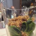 Ensalada templada con pollo, uvas y pasas