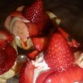 CESTITAS DE YOGOURT GRIEGO CON FRESAS Y PLATANO