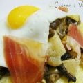 Huevos rotos con setas, patatas y jamón ibérico