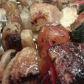Brochetas de pollo y verduras