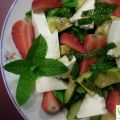 ENSALADA CON AGUACATE, FRESAS Y QUESO FRESCO