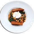 GARBANZOS CON ESPINACAS Y HUEVO